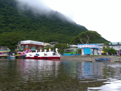 霧と水辺のんびり風景