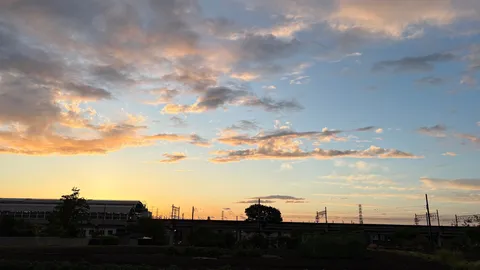 夕暮れ、空を彩る雲のグラデーション