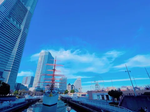港町を彩る青の余韻