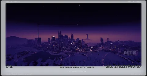 未来都市の夜景、怪しげな紫に染まる