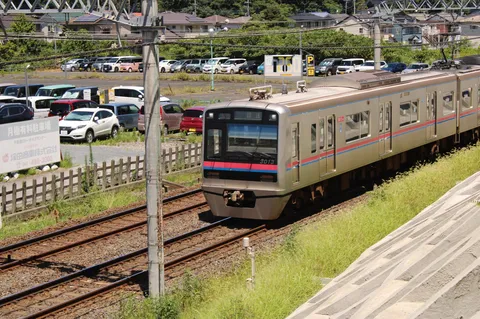 日常に溶け込む、夕暮れ前の電車