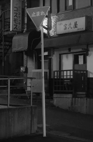 真夜中の路地裏、静寂のサイン