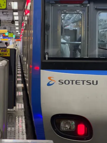 窓越しの鉄道風景