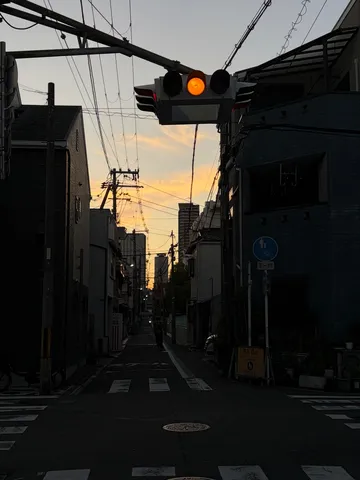 夕暮れの路地と赤信号