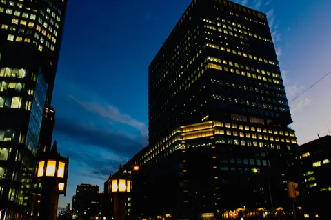 夜のオフィス街に灯る光