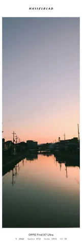 夕暮れの街並みと水面の反射