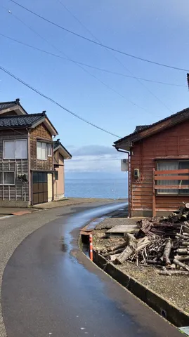 海へと続く、濡れた道の静けさ