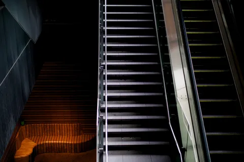 夜の階段とエスカレーター
