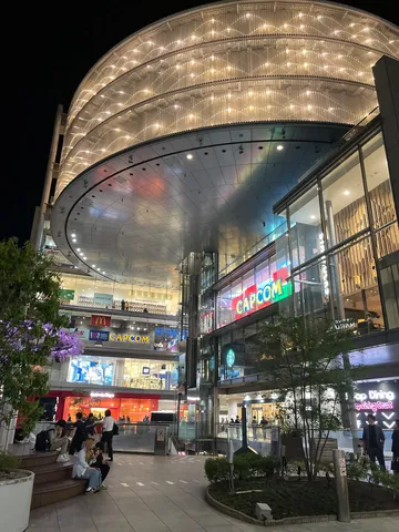 ネオン輝く都市の夜景