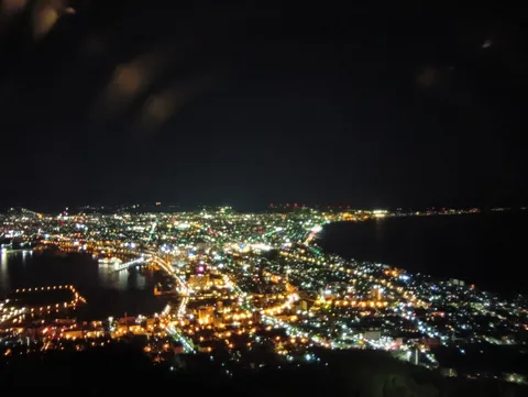 港町の夜景に心奪われる