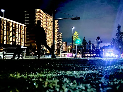 夜の静寂、輝く光と人影