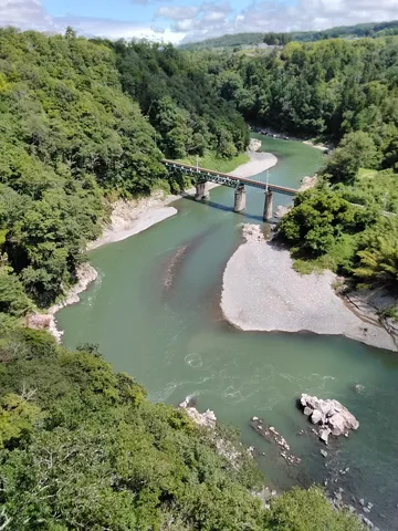 緑深き渓谷を渡る鉄橋