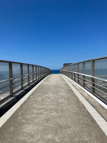 青い空へ誘う、水平線の道
