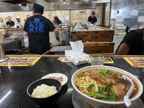 厨房の喧騒と一杯の温もり