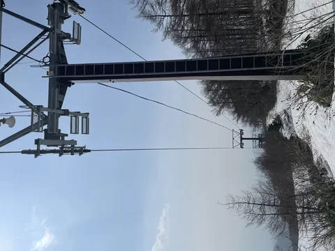 雪山の青空に伸びるリフトの線