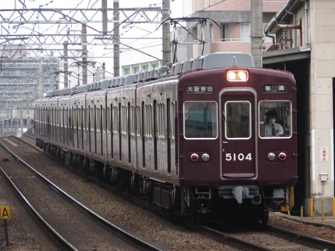 日常の風景を切り取った、郷愁誘う列車旅