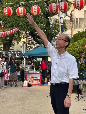 夏の祭りの空と人