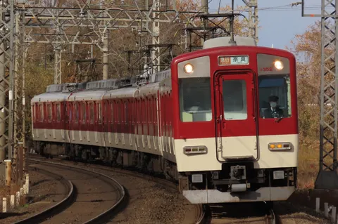 カーブを駆ける赤い電車