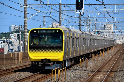 黄色の前面が映える通勤電車