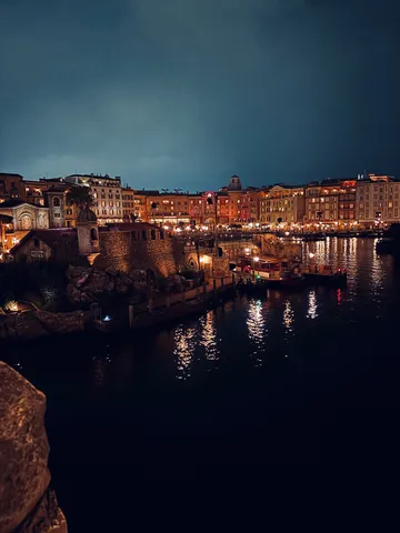 水面に映る街並み、幻想的な夜景