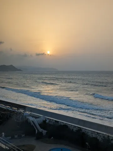 夕暮れの海と穏やかな光