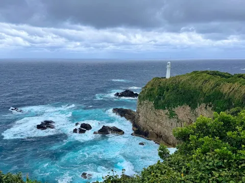荒ぶる海と白い灯台