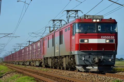 コンテナ列車、夕暮れの疾走