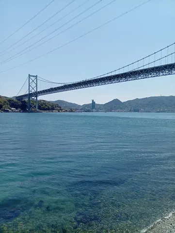 青い海と巨大な吊り橋
