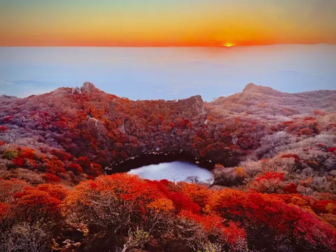 燃ゆる秋色、夕映えの火口湖