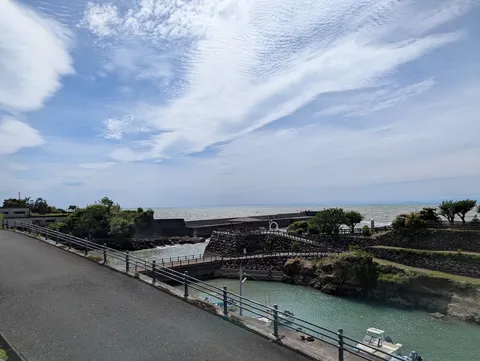 港へと続く緩やかな坂道