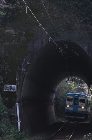 トンネルを抜ける青い列車