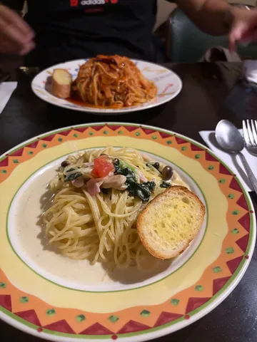温かな彩りのパスタとパン