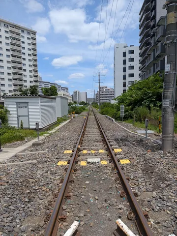 青空と線路が続く未来