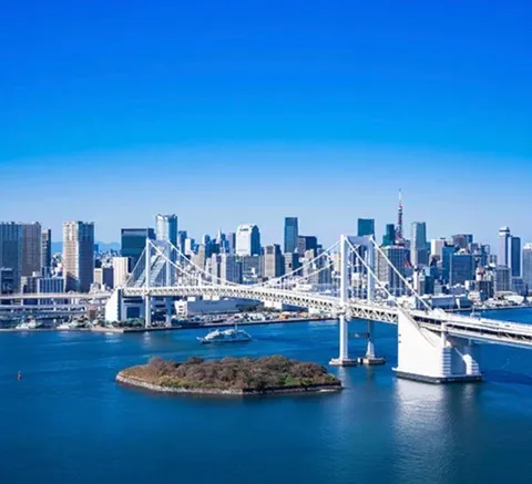 都市と海、青が織りなす架け橋