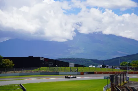 激走するF1と富士の山