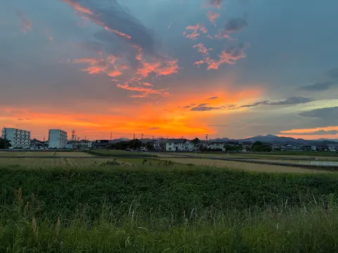 燃える空と田舎の静けさ