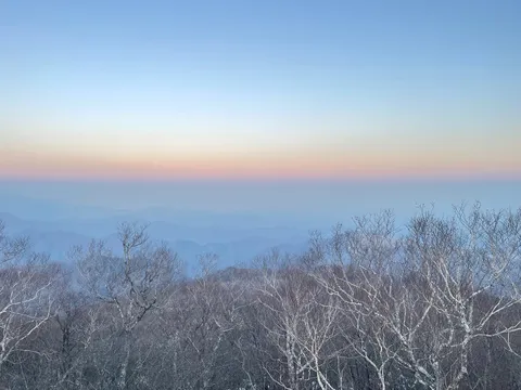 夜明け前、山並みに溶ける空