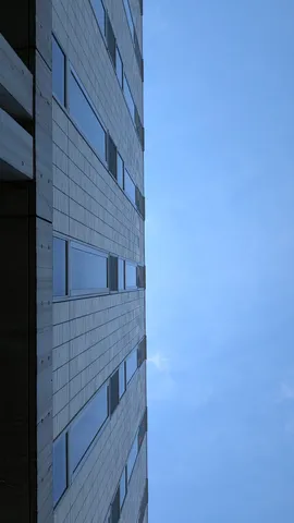 高層壁と青空の対話
