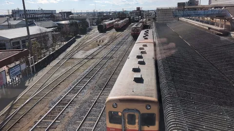 線路に映る都会の静寂