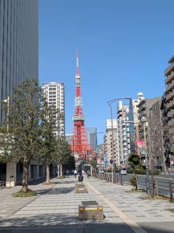 赤塔と街路の静かな日