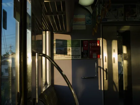 夕暮れに染まる列車の窓