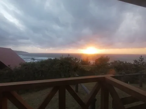 荒れる海と夕暮れの空