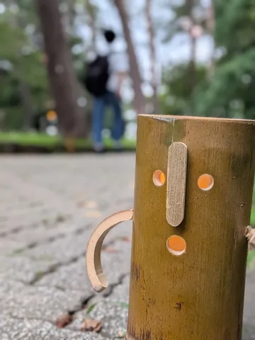竹の精？道行く人を訝しむ