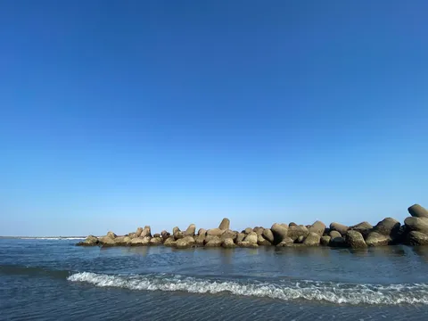 静寂の海岸線、テトラポッドの並び