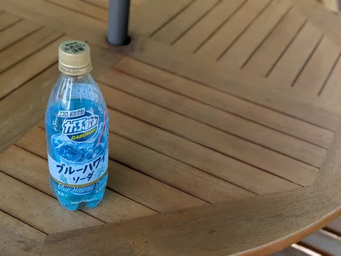 木目のテーブル、青い清涼感