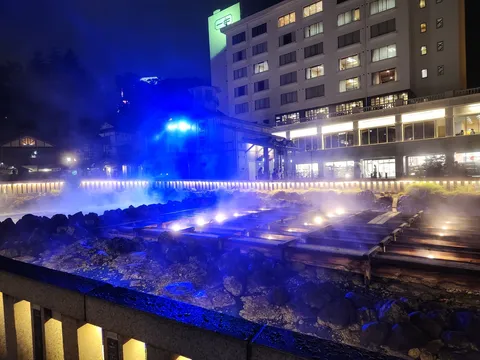 夜の青灯と蒸気の露