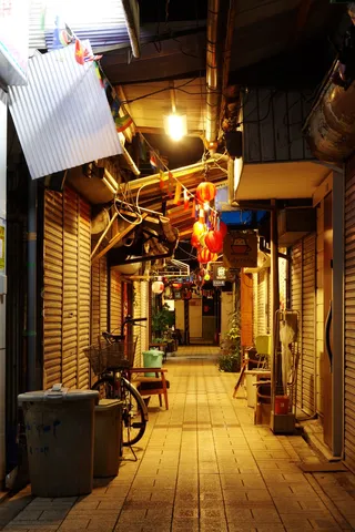 提灯が誘う夜の路地