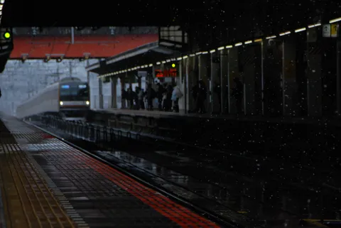 雨の夜、駅に佇む列車