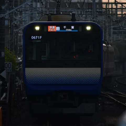 夜の列車が語る街角