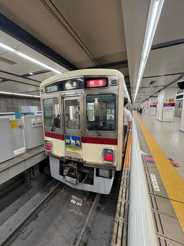 旅立ちを告げる、懐かしのクリーム色車両